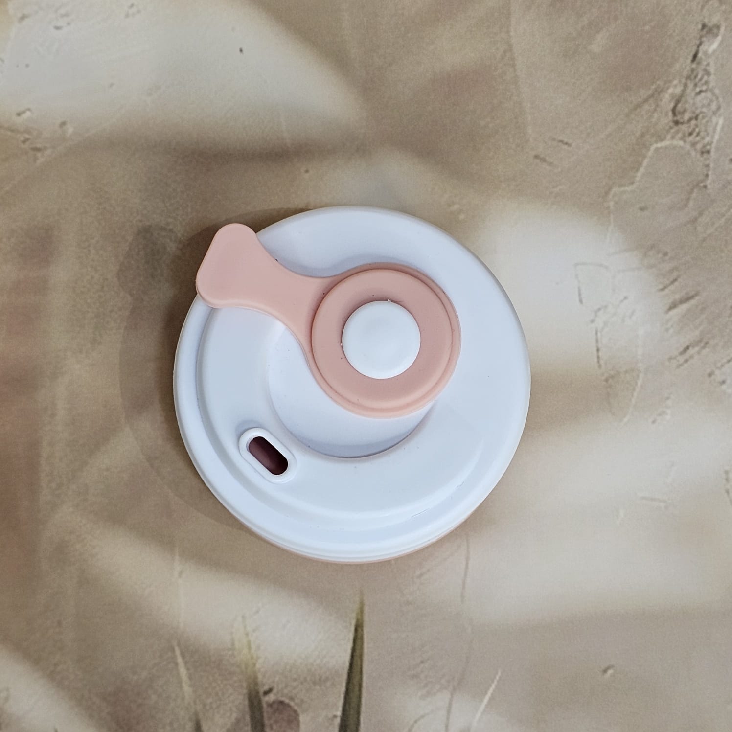 Eco-friendly and portable pink silicone coffee mug, ideal for enjoying hot or cold beverages on the go.www.usmile.toys